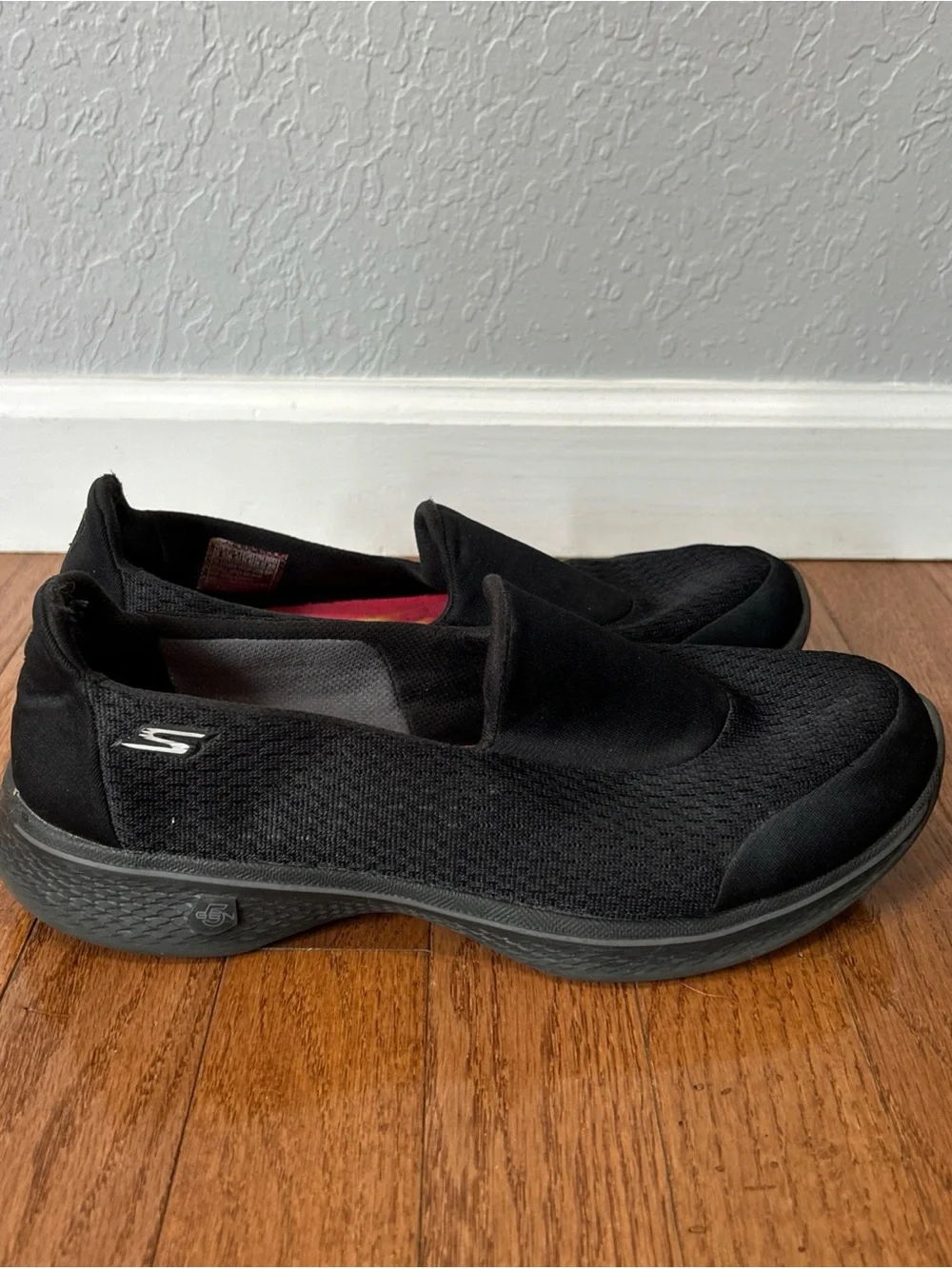 Skechers Go Walk 4 Walking Shoes Slip On Sneakers Women’s Size 9.5 Wide Black
